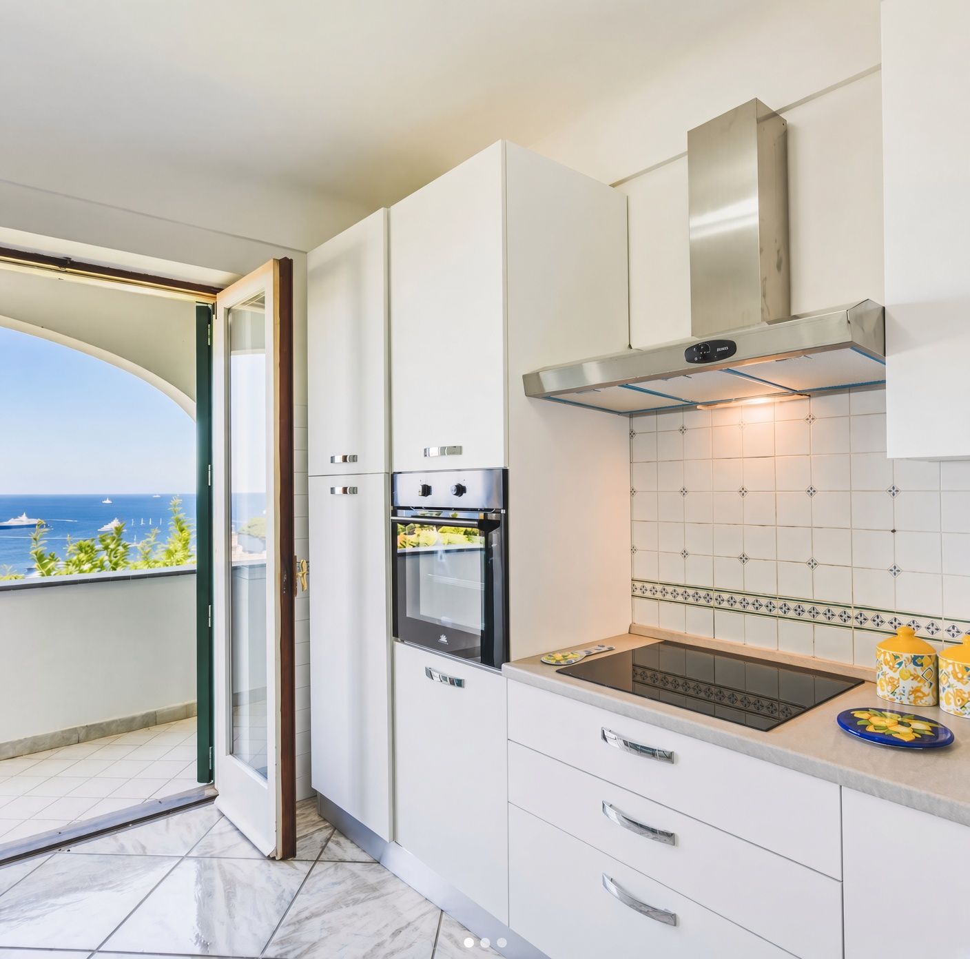 Cucina attrezzata con vista mare